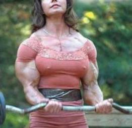 Mulher forte dá 15 socos violentos na barriga de um homem